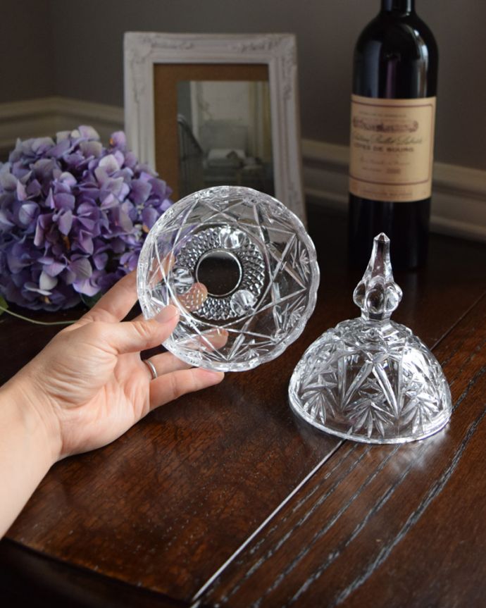 ふた付きケース、スパイスケース　アンティーク雑貨　可愛い脚の付いたアンティークのガラスケース（プレスドグラス）。どこに置いても華やかなガラスのケースです。(pg-3488)