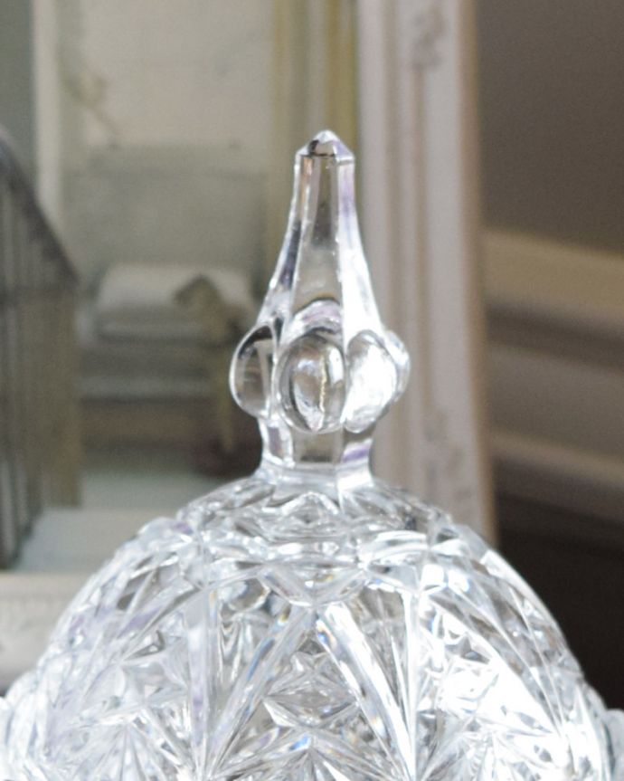 ふた付きケース、スパイスケース　アンティーク雑貨　可愛い脚の付いたアンティークのガラスケース（プレスドグラス）。持ち手まで美しくカッティングされています。(pg-3488)