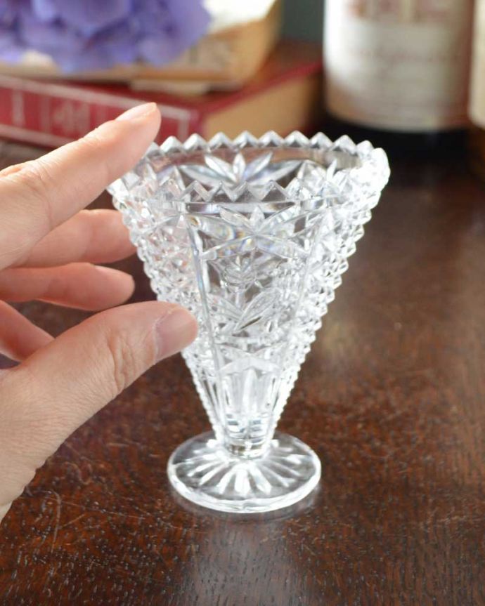 フラワーベース アンティーク雑貨 輝きも特別・・・小さなアンティークプレスドグラス(花器)。飾るだけで絵になる美しさです!【 サイズ 】幅7×奥行4×高さ9cm。(pg-3490)