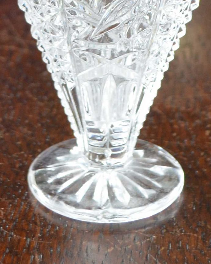 フラワーベース アンティーク雑貨 輝きも特別・・・小さなアンティークプレスドグラス(花器)。脚元にもカッティングが施されています。(pg-3490)