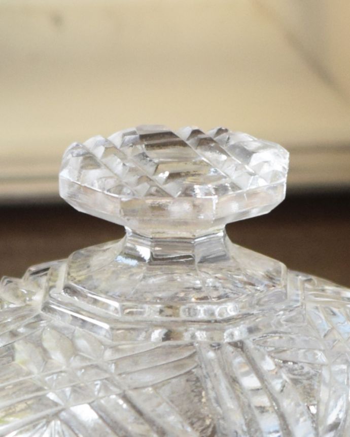 ふた付きケース、スパイスケース アンティーク雑貨 イギリスで見つけたアンティーク雑貨、フタ付きガラスケース(プレスドグラス)。持ち手まで美しくカッティングされています。(pg-3493)