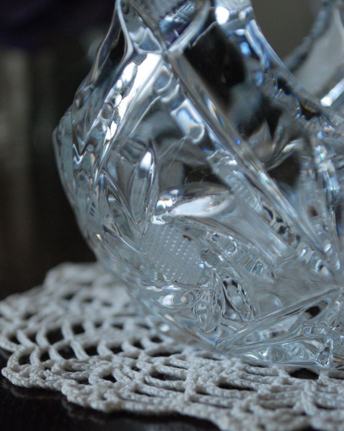 デザートグラス、ボウル(器)　アンティーク雑貨　小さなガラスのバスケット、アンティークプレスドグラス。飾るだけで絵になる美しさです。(pg-3496)