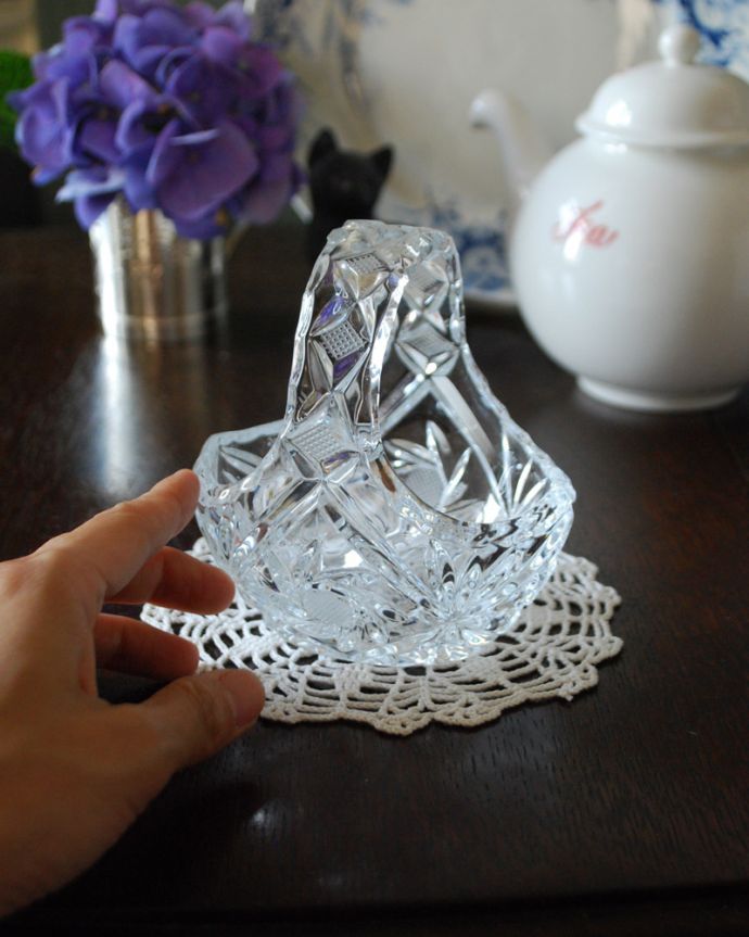 デザートグラス、ボウル(器)　アンティーク雑貨　小さなガラスのバスケット、アンティークプレスドグラス。光が当たるとキラキラ輝きます。(pg-3496)