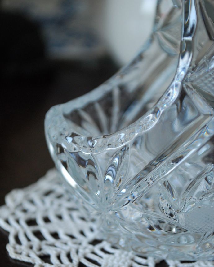 デザートグラス、ボウル(器)　アンティーク雑貨　小さなガラスのバスケット、アンティークプレスドグラス。縁にも可愛いカッティングが入っています。(pg-3496)