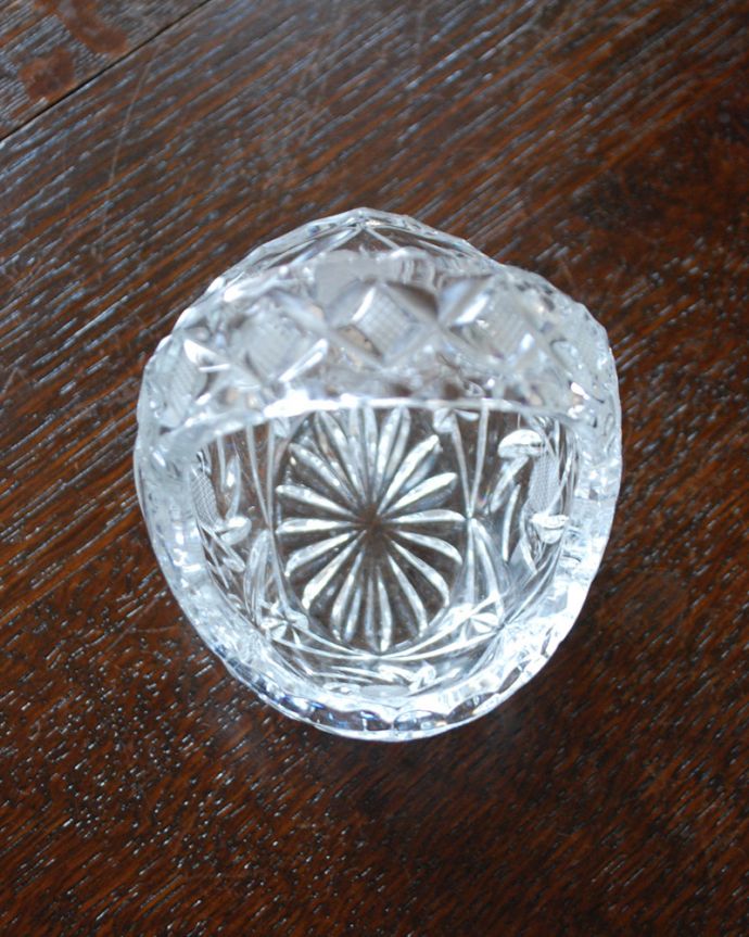 デザートグラス、ボウル(器)　アンティーク雑貨　小さなガラスのバスケット、アンティークプレスドグラス。上から見るとこんな感じです。(pg-3496)