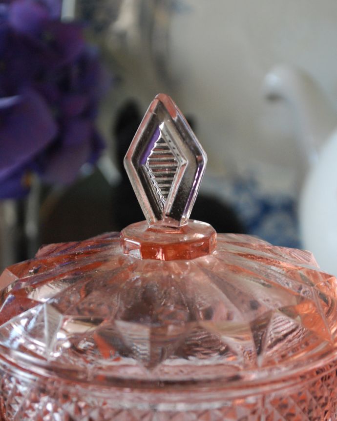 ふた付きケース、スパイスケース　アンティーク雑貨　可愛いサーモンピンクのアンティークプレスドグラス（ガラスケース）。持ち手まで美しくカッティングされています。(pg-3510)