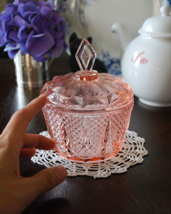 ふた付きケース、スパイスケース　アンティーク雑貨　可愛いサーモンピンクのアンティークプレスドグラス（ガラスケース）。どこに置いても華やかなガラスのケースです。(pg-3510)