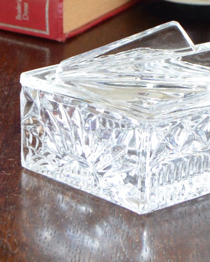 ふた付きケース、スパイスケース　アンティーク雑貨　英国のアンティークガラス雑貨、スタイリッシュな持ち手のガラスケース。アンティークのため、多少の欠け・傷がある場合がありますが、使用上問題はありませんので、ご了承下さい。(pg-3517)