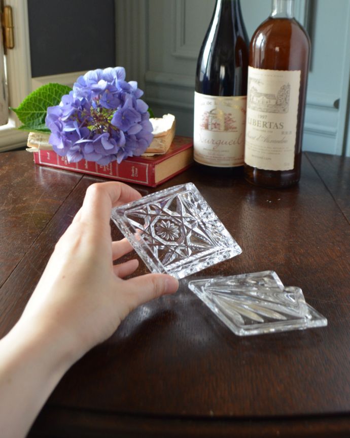 ふた付きケース、スパイスケース　アンティーク雑貨　英国のアンティークガラス雑貨、スタイリッシュな持ち手のガラスケース。どこに置いても華やかなガラスのケースです。(pg-3517)