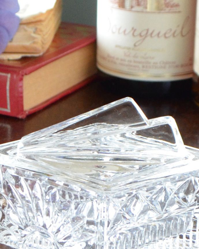 ふた付きケース、スパイスケース　アンティーク雑貨　英国のアンティークガラス雑貨、スタイリッシュな持ち手のガラスケース。持ち手まで美しくカッティングされています。(pg-3517)