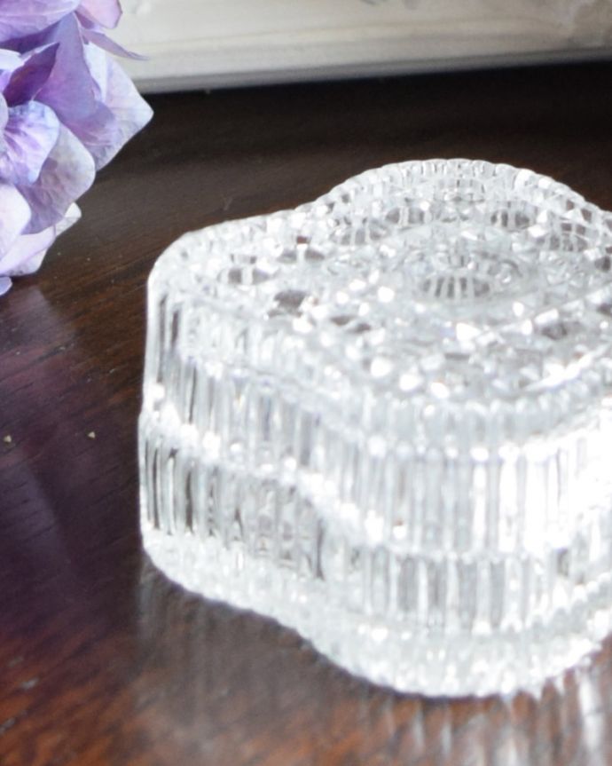 ふた付きケース、スパイスケース アンティーク雑貨 お花のかたちが可愛い蓋つきガラスケース、アンティークプレスドグラス。アンティークのため、多少の欠け・傷がある場合がありますが、使用上問題はありませんので、ご了承下さい。(pg-3519)