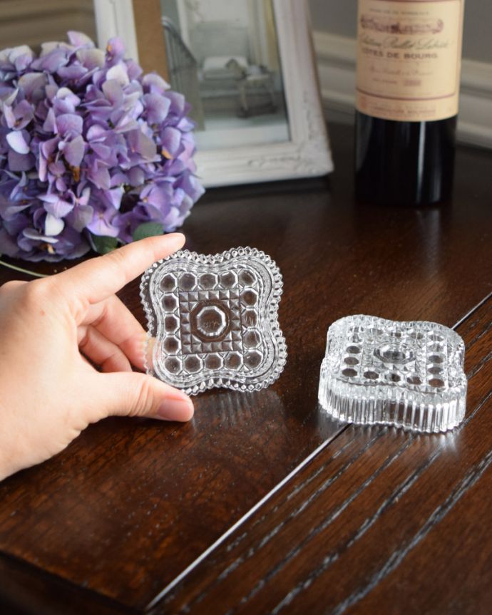 ふた付きケース、スパイスケース アンティーク雑貨 お花のかたちが可愛い蓋つきガラスケース、アンティークプレスドグラス。どこに置いても華やかなガラスのケースです。(pg-3519)