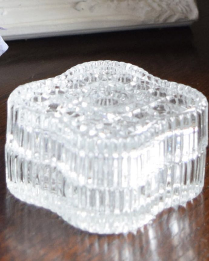 ふた付きケース、スパイスケース アンティーク雑貨 お花のかたちが可愛い蓋つきガラスケース、アンティークプレスドグラス。たっぷりのカッティングがキラキラと輝きます。(pg-3519)