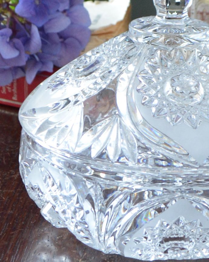 アンティーク 雑貨のガラス小物 アンティーク雑貨 イギリスの素敵なアンティーク雑貨、フタ付きガラスケース プレスドグラス。アンティークのため、多少の欠け・傷がある場合がありますが、使用上問題はありませんので、ご了承下さい。(pg-3523)