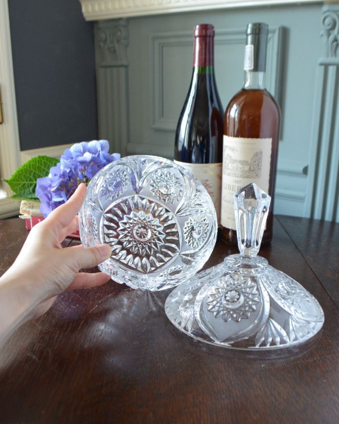 アンティーク 雑貨のガラス小物 アンティーク雑貨 イギリスの素敵なアンティーク雑貨、フタ付きガラスケース プレスドグラス。どこに置いても華やかなガラスのケースです。(pg-3523)