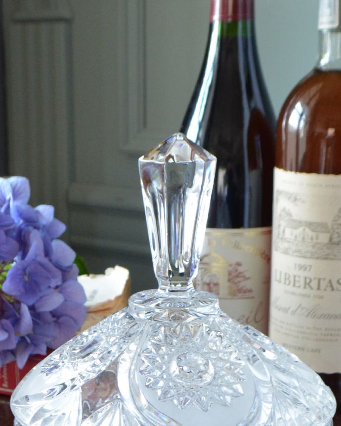 アンティーク 雑貨のガラス小物 アンティーク雑貨 イギリスの素敵なアンティーク雑貨、フタ付きガラスケース プレスドグラス。持ち手まで美しくカッティングされています。(pg-3523)