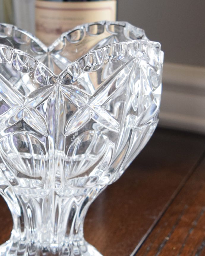 フラワーベース アンティーク雑貨 アンティークプレスドグラスのお花の様に可愛いシルエットの花器。ゴージャスなカッティングが美しい花器です。(pg-3536)