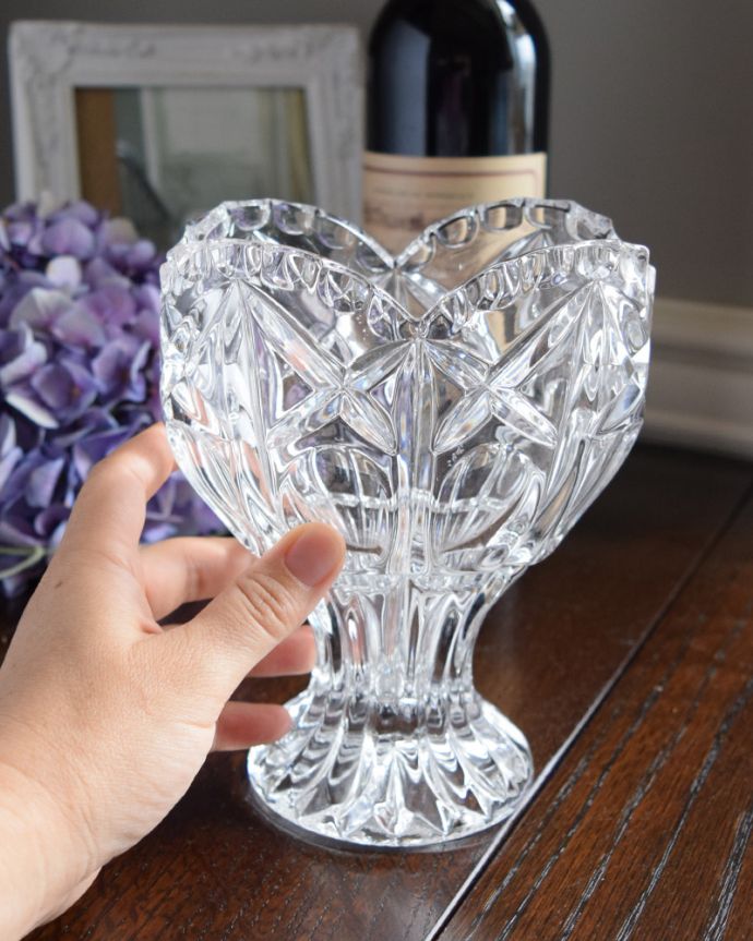 フラワーベース アンティーク雑貨 アンティークプレスドグラスのお花の様に可愛いシルエットの花器。飾るだけで絵になる美しさです。(pg-3536)