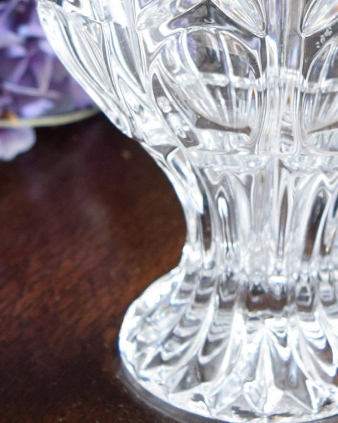 フラワーベース アンティーク雑貨 アンティークプレスドグラスのお花の様に可愛いシルエットの花器。お花と共に輝きます。(pg-3536)