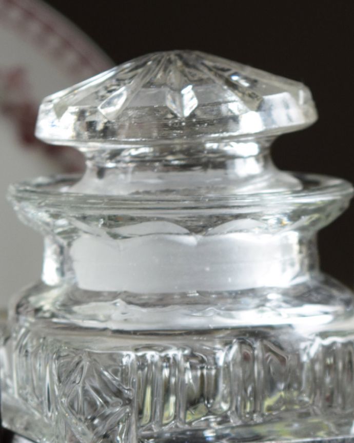 ふた付きケース、スパイスケース　アンティーク雑貨　スタンドとフォークがセットになったアンティークプレスドグラスのキャニスター。アンティークのため、多少の欠け・傷がある場合がありますが、使用上問題はありませんので、ご了承下さい。(pg-3537)