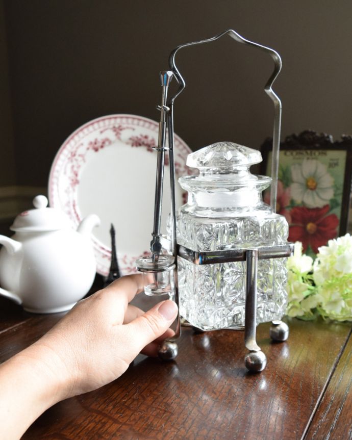 ふた付きケース、スパイスケース　アンティーク雑貨　スタンドとフォークがセットになったアンティークプレスドグラスのキャニスター。フォークもスタンドにセットできるなんて、見た目もお洒落！テーブルに出しっ放しにしておいても美しいアイテムです。(pg-3537)