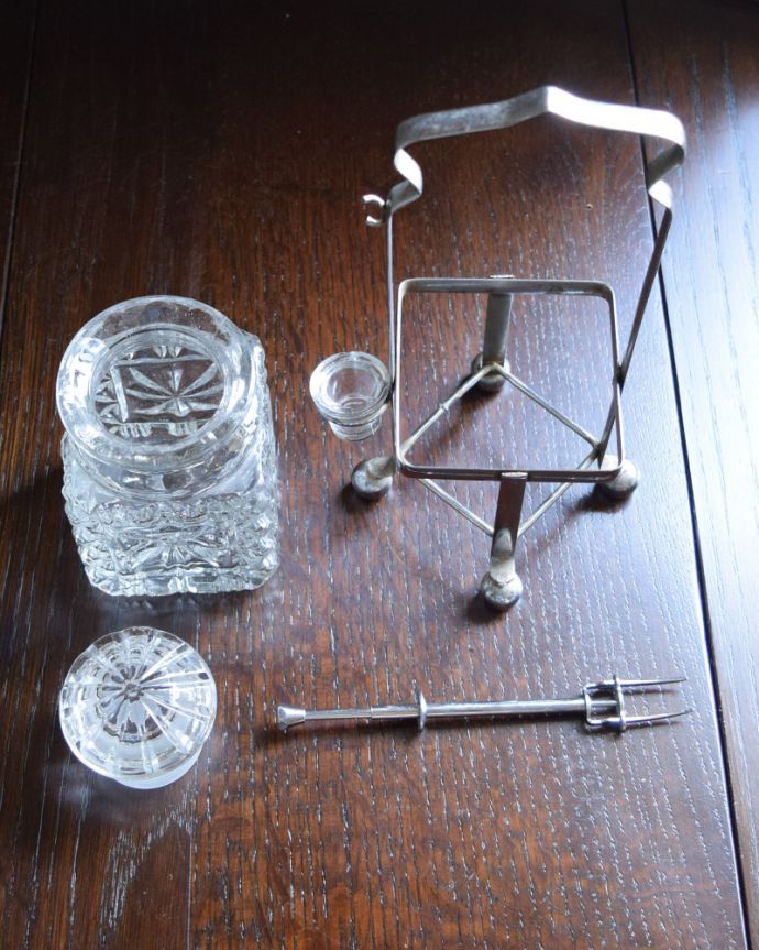 ふた付きケース、スパイスケース　アンティーク雑貨　スタンドとフォークがセットになったアンティークプレスドグラスのキャニスター。全部セットでお届けします。(pg-3537)