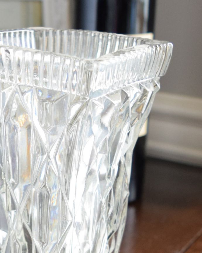 フラワーベース　アンティーク雑貨　大胆なカッティングが華やか、脚付きのガラスフラワーベース（花器）プレスドグラス。カッティングが美しく華やかな存在感です。(pg-3540)