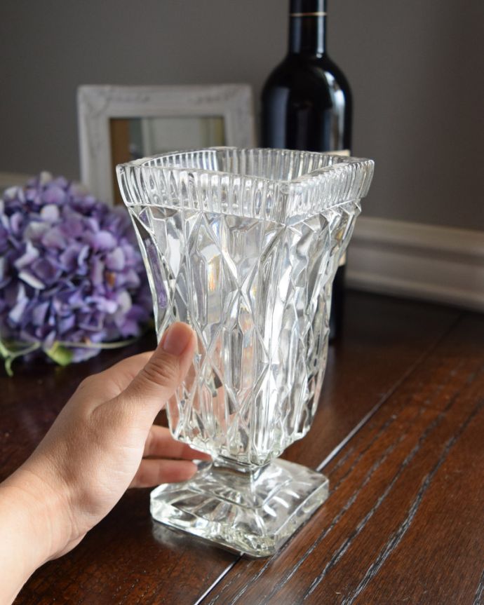 フラワーベース　アンティーク雑貨　大胆なカッティングが華やか、脚付きのガラスフラワーベース（花器）プレスドグラス。飾るだけで絵になる美しさです。(pg-3540)