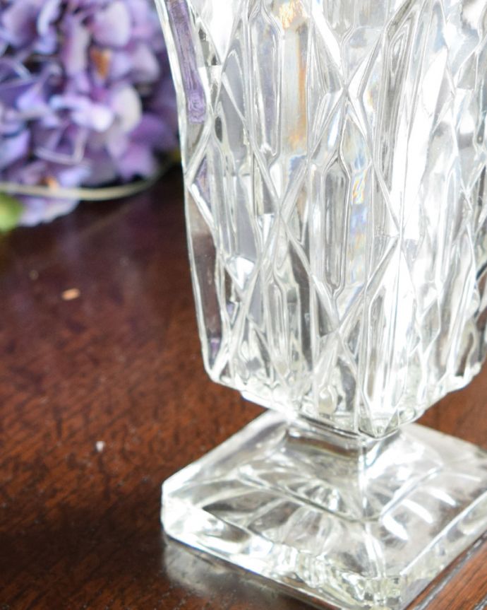 フラワーベース　アンティーク雑貨　大胆なカッティングが華やか、脚付きのガラスフラワーベース（花器）プレスドグラス。キラキラと輝くカッティングです。(pg-3540)