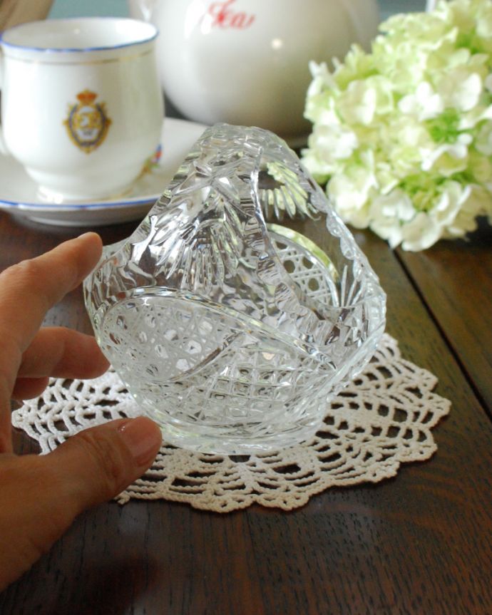 デザートグラス、ボウル(器) アンティーク雑貨 アンティークのインテリア雑貨、コロンとした愛らしいシルエットのガラスバスケット(プレスドグラス)。光が当たるとキラキラ輝きます。(pg-3552)