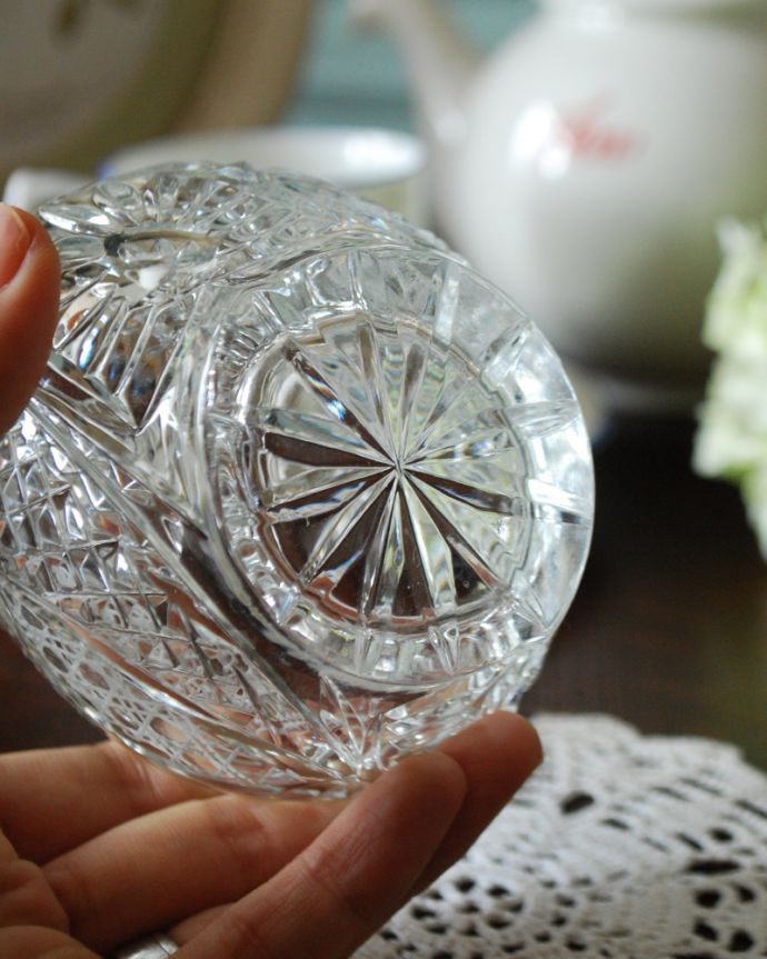 デザートグラス、ボウル(器) アンティーク雑貨 アンティークのインテリア雑貨、コロンとした愛らしいシルエットのガラスバスケット(プレスドグラス)。底にも美しいカッティングが施されています。(pg-3552)