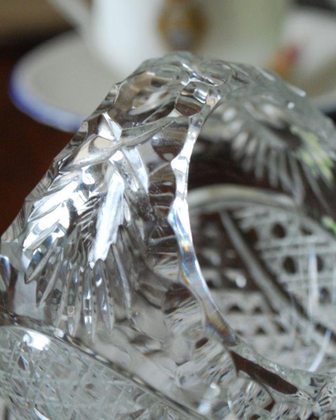 デザートグラス、ボウル(器) アンティーク雑貨 アンティークのインテリア雑貨、コロンとした愛らしいシルエットのガラスバスケット(プレスドグラス)。アンティークのため、多少の欠け・傷がある場合がありますが、使用上問題はありませんので、ご了承下さい。(pg-3552)