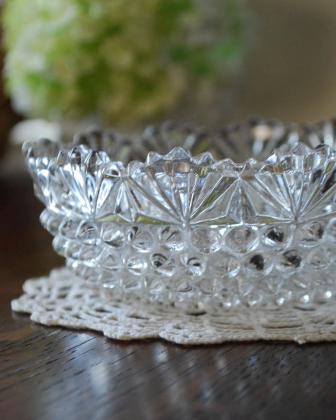 デザートグラス、ボウル(器)　アンティーク雑貨　雫のようなドットが煌めく美しいアンティークプレスドグラスのボウル。アンティークのため、多少の欠け・傷がある場合がありますが、使用上問題はありませんので、ご了承下さい。(pg-3564)