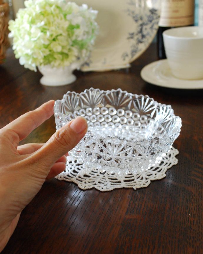 デザートグラス、ボウル(器)　アンティーク雑貨　雫のようなドットが煌めく美しいアンティークプレスドグラスのボウル。置いておくだけでも華やかです。(pg-3564)