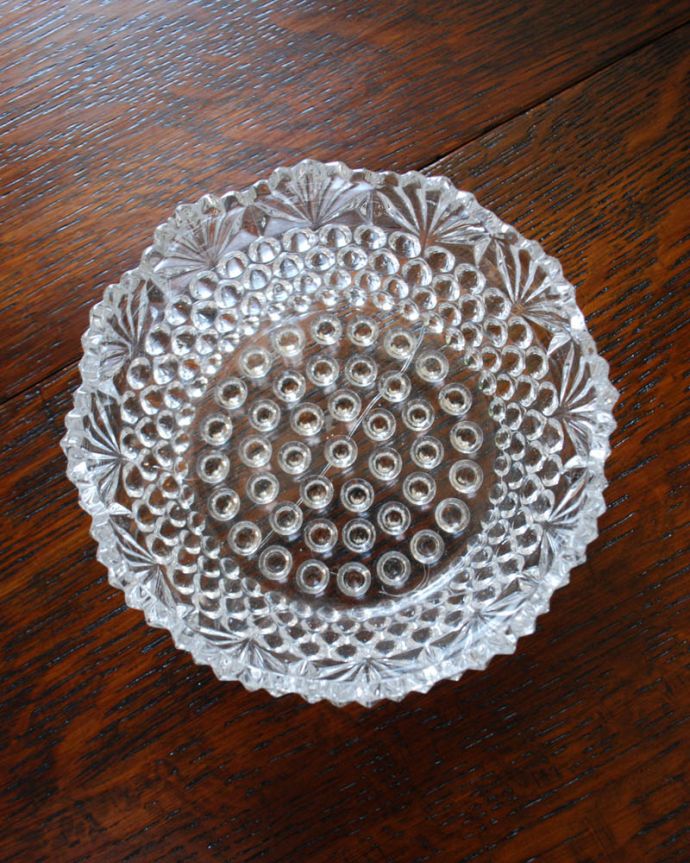 デザートグラス、ボウル(器)　アンティーク雑貨　雫のようなドットが煌めく美しいアンティークプレスドグラスのボウル。上から見ても美しくカッティングされています。(pg-3564)