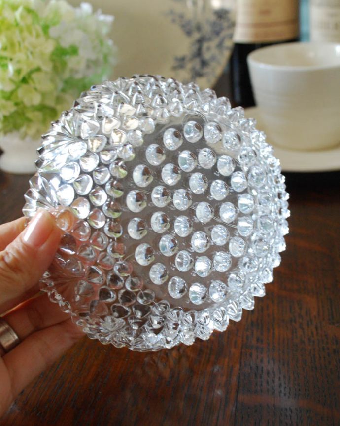デザートグラス、ボウル(器)　アンティーク雑貨　雫のようなドットが煌めく美しいアンティークプレスドグラスのボウル。アンティークのプレスドグラスならではの厚みのあるしっかりとしたガラスです。(pg-3564)