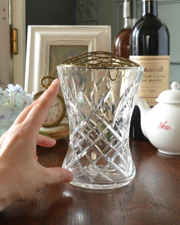 フラワーベース アンティーク雑貨 きらきら輝く美しいフラワーベース(花留め金具付き)、アンティークプレスドグラス。アンティークのため、多少の欠け・傷がある場合がありますが、使用上問題はありませんので、ご了承下さい。(pg-3593)