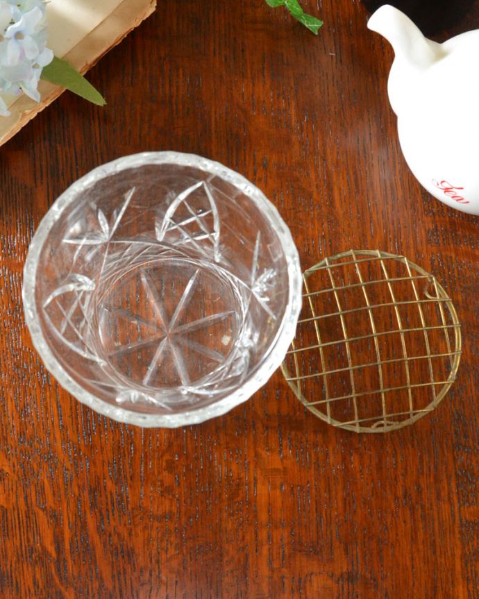 フラワーベース アンティーク雑貨 きらきら輝く美しいフラワーベース(花留め金具付き)、アンティークプレスドグラス。蓋は簡単に外れます。(pg-3593)