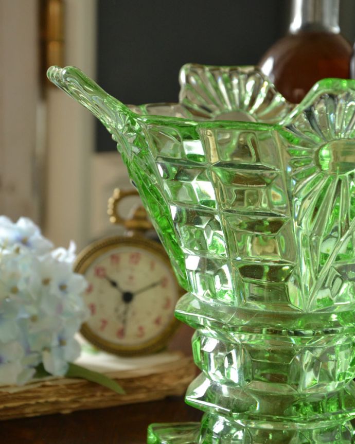 アンティーク 雑貨のガラス小物 アンティーク雑貨 大きなお花のカットが華やかなグリーンのフラワーベース、英国アンティークのプレスドグラス。アンティークのため、多少の欠け・傷がある場合がありますが、使用上問題はありませんので、ご了承下さい。(pg-3597)