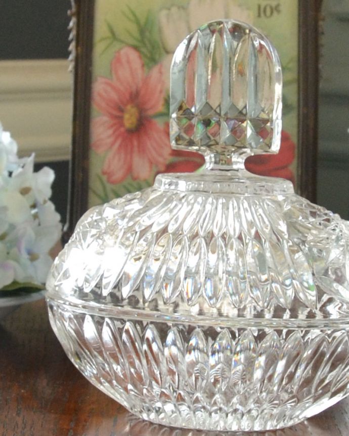 ふた付きケース、スパイスケース　アンティーク雑貨　パフュームボトルのようなシルエットが可愛いアンティークプレスドグラス。アンティークのため、多少の欠け・傷がある場合がありますが、使用上問題はありませんので、ご了承下さい。(pg-3604)