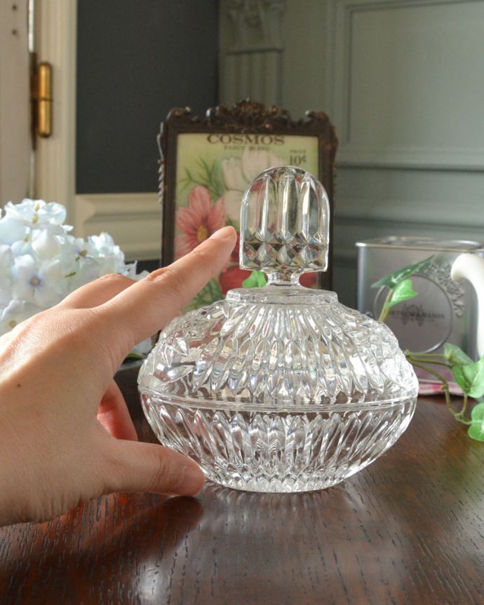 ふた付きケース、スパイスケース　アンティーク雑貨　パフュームボトルのようなシルエットが可愛いアンティークプレスドグラス。どこに置いても華やかなガラスのケースです。(pg-3604)