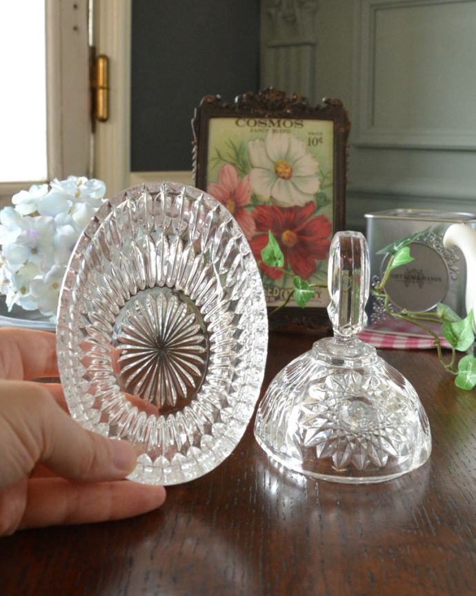 ふた付きケース、スパイスケース　アンティーク雑貨　パフュームボトルのようなシルエットが可愛いアンティークプレスドグラス。蓋を開けても美しいカッティングです。(pg-3604)