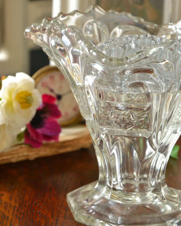 フラワーベース アンティーク雑貨 気軽にアレンジメントを楽しめるアンティークプレスドグラスのフラワーベース(ガラス留め付き)。光が当たるときらきら輝きます。(pg-3607)