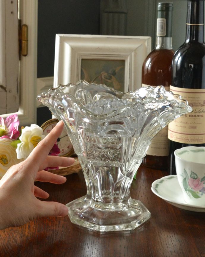 フラワーベース アンティーク雑貨 気軽にアレンジメントを楽しめるアンティークプレスドグラスのフラワーベース(ガラス留め付き)。飾るだけで絵になる美しさ。(pg-3607)