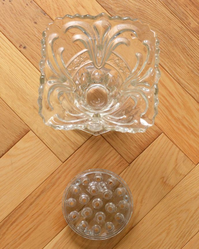 フラワーベース アンティーク雑貨 気軽にアレンジメントを楽しめるアンティークプレスドグラスのフラワーベース(ガラス留め付き)。便利な留め具がついています。(pg-3607)