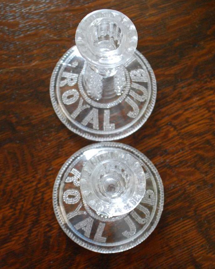 アンティーク 雑貨のガラス小物　アンティーク雑貨　アンティークプレスドグラスのキャンドルスタンドセット(ＲＯＹＡＬ ＪＵＢＩＬＥＥ)。上から見るとこんな感じです。(pg-3608)