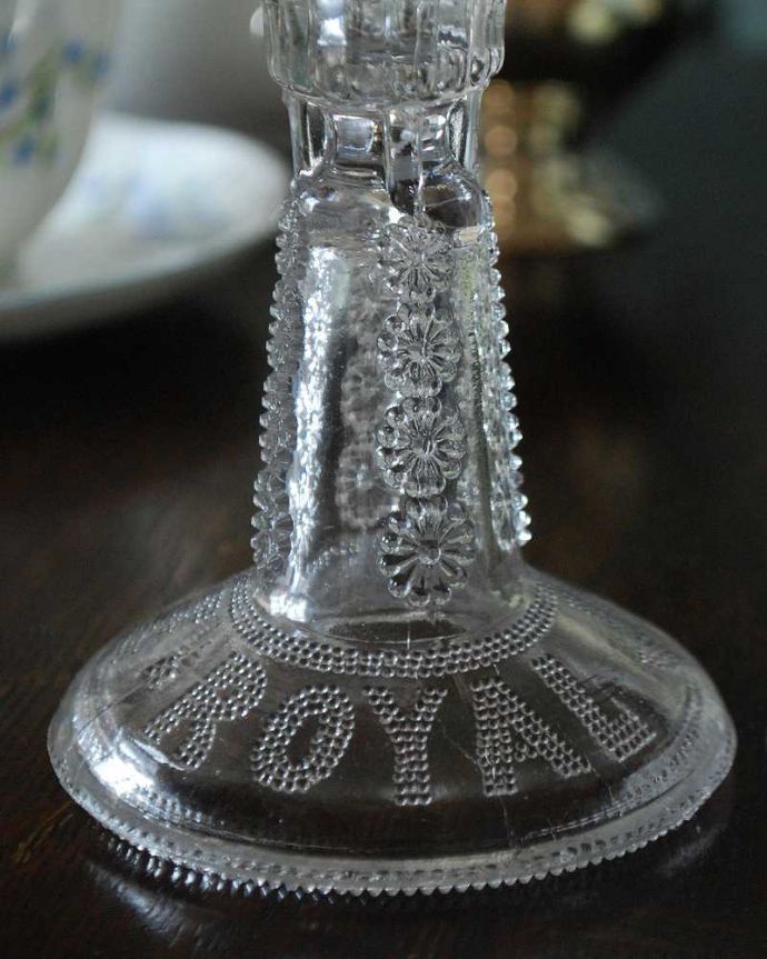 アンティーク 雑貨のガラス小物　アンティーク雑貨　アンティークプレスドグラスのキャンドルスタンドセット(ＲＯＹＡＬ ＪＵＢＩＬＥＥ)。アンティークのため、多少の欠け・傷がある場合がありますが、使用上問題はありませんので、ご了承下さい。(pg-3608)