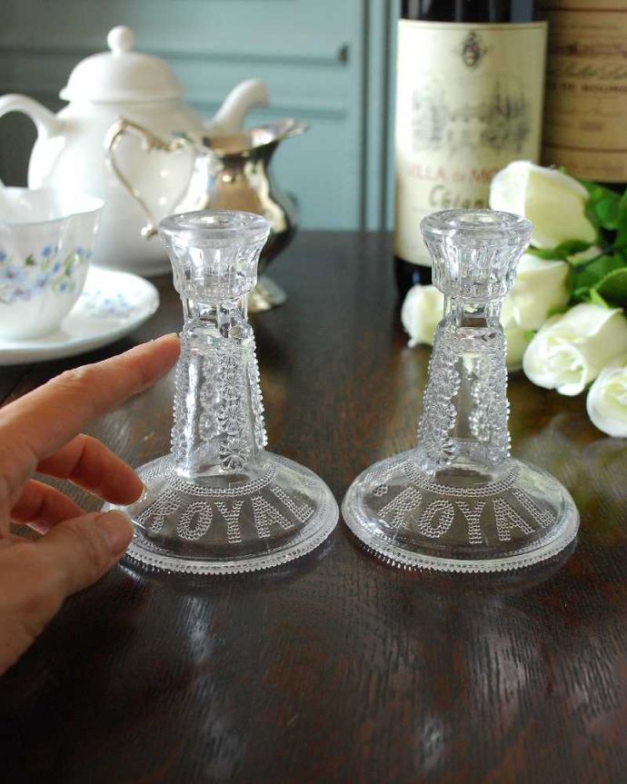アンティーク 雑貨のガラス小物　アンティーク雑貨　アンティークプレスドグラスのキャンドルスタンドセット(ＲＯＹＡＬ ＪＵＢＩＬＥＥ)。華やかで美しいキャンドルスタンドです。(pg-3608)