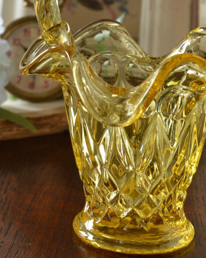 デザートグラス、ボウル(器) アンティーク雑貨 鮮やかなイエローカラーのアンティークプレスドグラス、バスケット。アンティークのため、多少の欠け・傷がある場合がありますが、使用上問題はありませんので、ご了承下さい。(pg-3609)