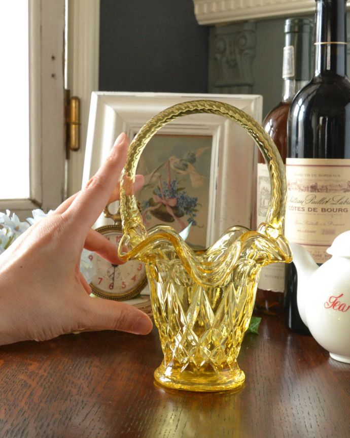 デザートグラス、ボウル(器) アンティーク雑貨 鮮やかなイエローカラーのアンティークプレスドグラス、バスケット。フラワーベースにしても素敵です。(pg-3609)